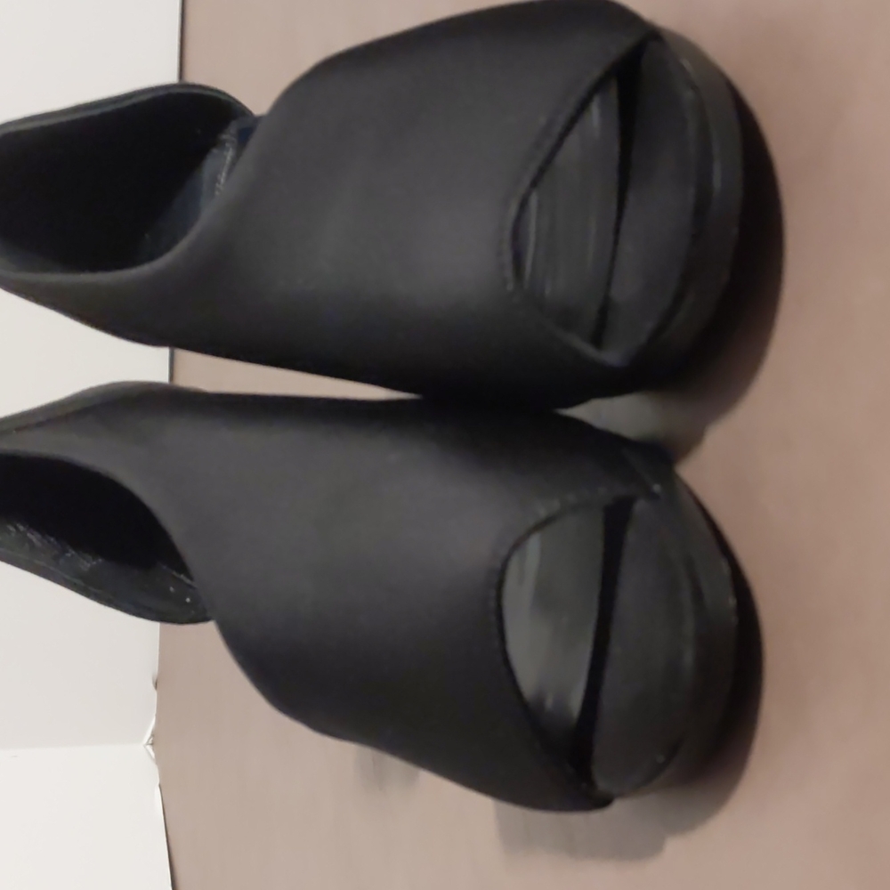 Dana Buchman Pira Black Wedge Heel 6 Med Open Toe Woman Shoes